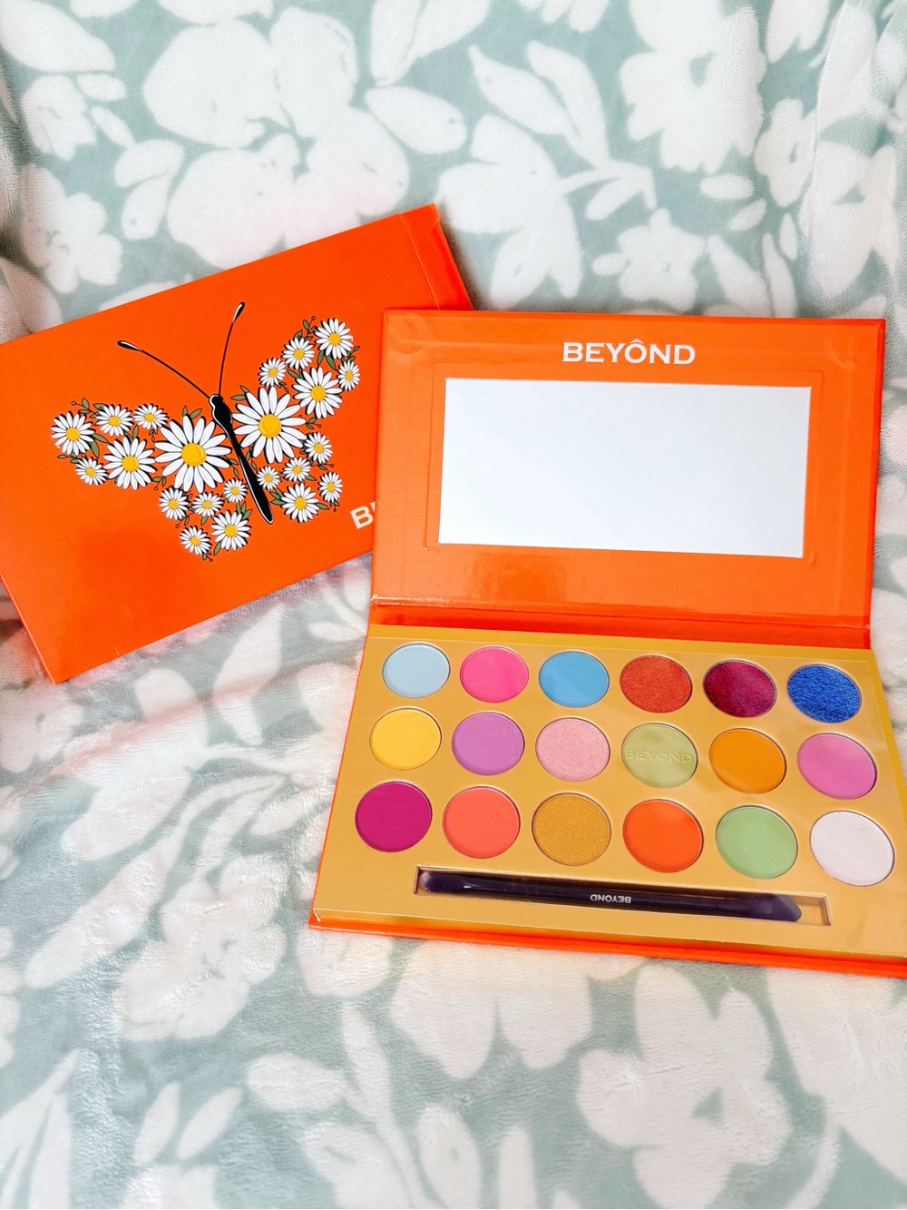 BEYOND MOTHRA 18 Color Shimmer & Matte Highly Pigment Eyeshadow Palette 🦋✨
